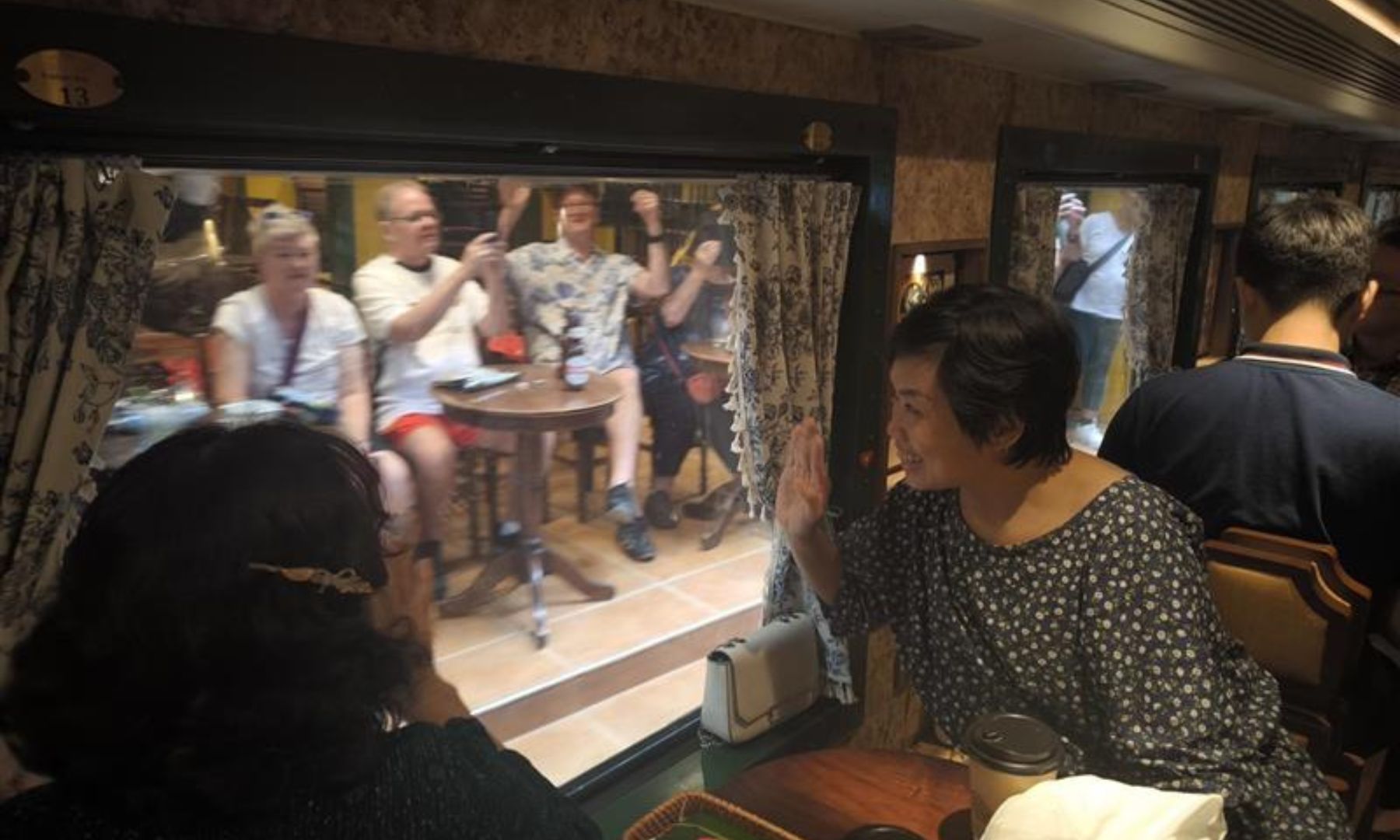 出発後、話題の「トレインストリート」をゆっくりと走行